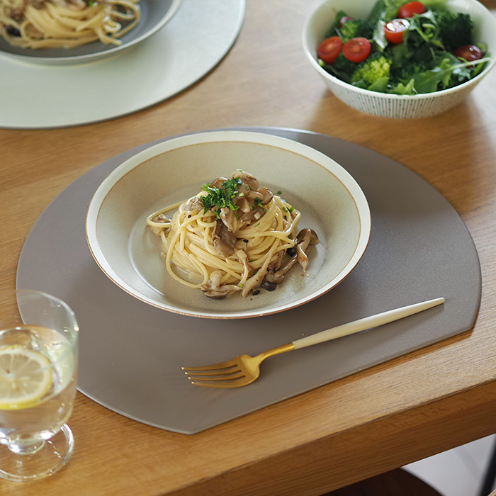 【単品】半月盆　両面　アイボリー×グレージュ　/　山中漆器　andPK