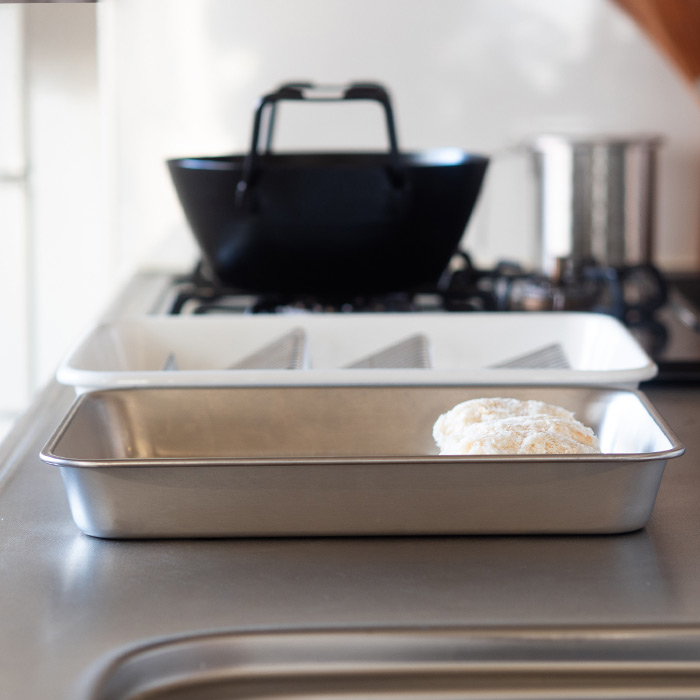 【ご予約：1月中旬以降配送予定】ヨシカワ　ステンレス浅型　角バット　15取（ツヤ消し仕上）